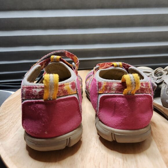 Keen Girls Youth Sandals – Size 2, Lot of 2 Pairs, Waterproof, Play Condition - Picture 5 of 10